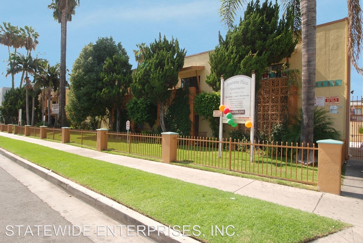 Foto principal - 8427-8437 Tobias Ave