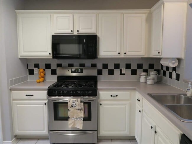 Building Photo - 13400 Bolivia Dr