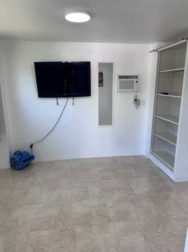 Building Photo - Studio in North Miami Beach Includes Utilities/ Estudio en North Miami Beach Incluye servicios pú...