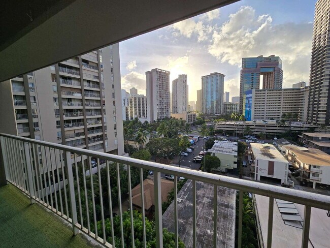 Foto del edificio - Spacious 2br/1.5ba/2pkg Condo in Waikiki