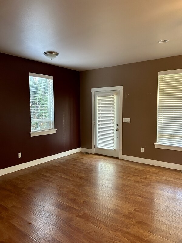 Foto del edificio - 8353 Grouse Cres Dr