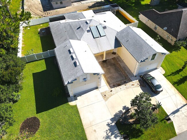 Foto del edificio - Huge 4 Bed 3 Bath 2 Car Townhome w FENCED YARD  for Rent!
