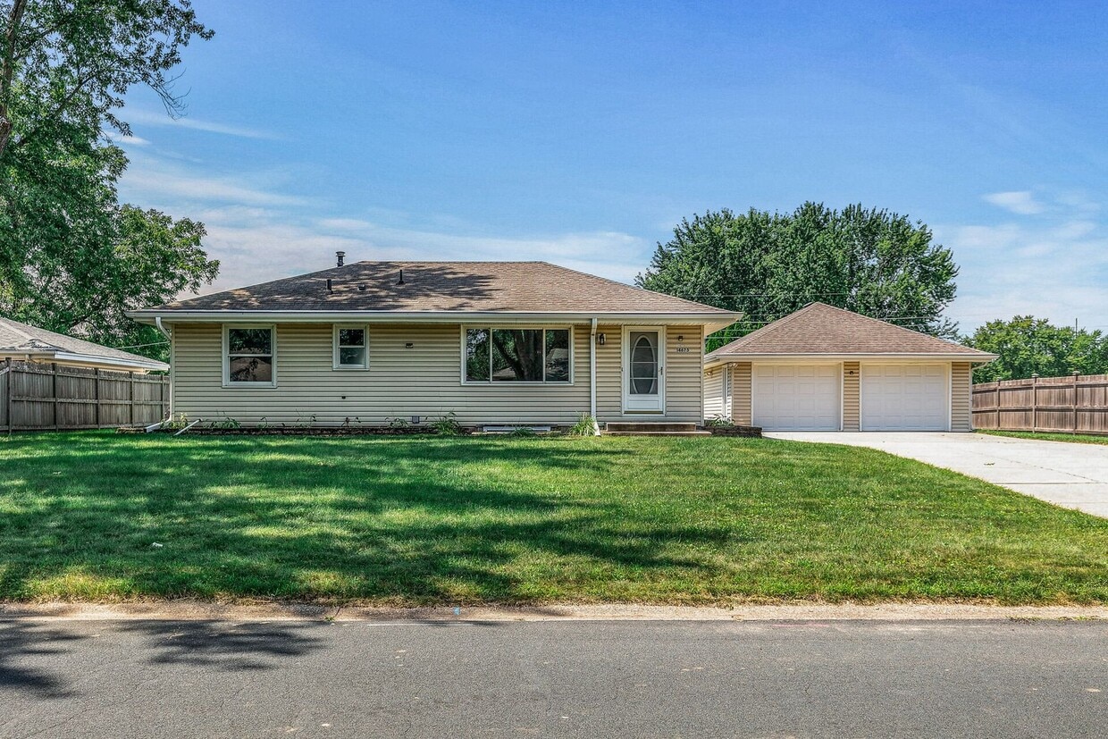 Primary Photo - Freshly remodeled 4 Bed Rambler AV/Rosemou...
