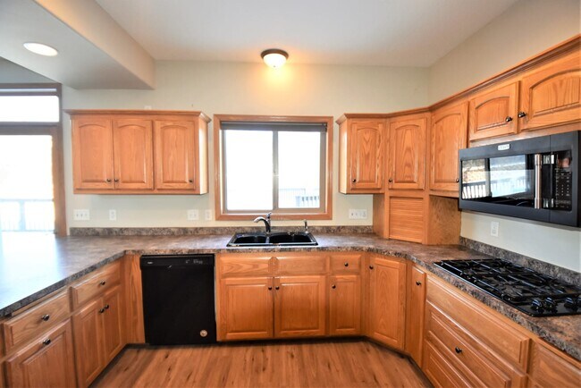 Foto del edificio - 6623 Merrimac Ln N