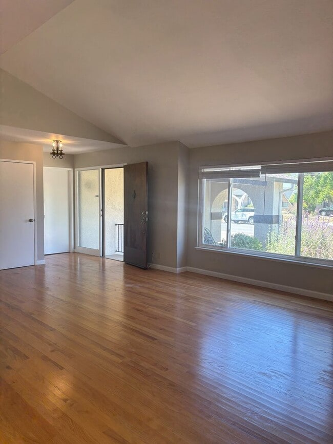 Building Photo - *COMING SOON* Pets welcome! Two story hous...