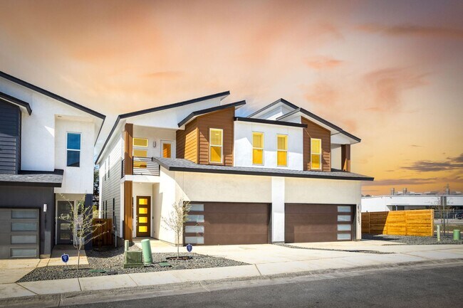 Building Photo - Luxury 3/2.5 Townhome