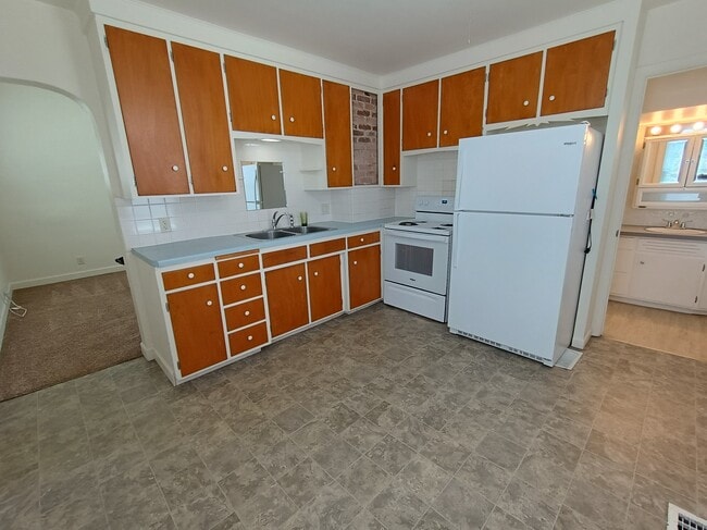 Kitchen - 107 N Park Ave