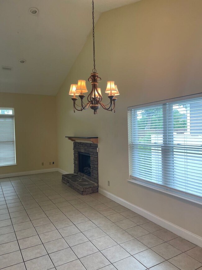 Building Photo - 4031 Oak Forest Dr