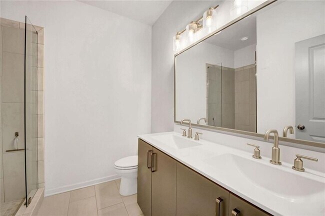 Foto del edificio - 900 Brees Ct