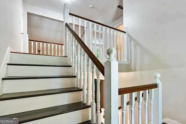 Building Photo - 1445 Oakridge Cir