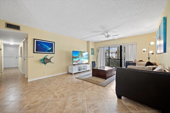 Foto del edificio - 1014 Green Pine Blvd