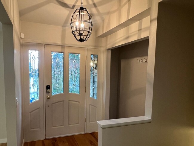 Building Photo - 4bd/2.5ba Bellevue Home