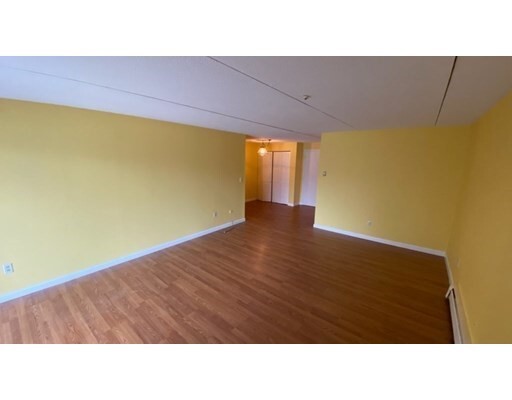 Building Photo - 573 Broad St
