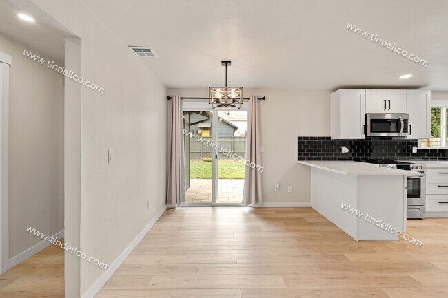 Building Photo - Cozy Comfort Awaits: Your Perfect 3-Bedroo...