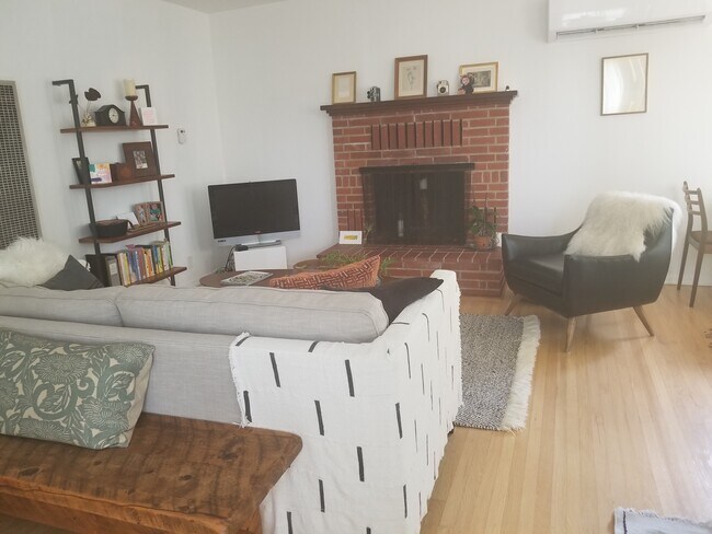 Foto del edificio - 3421 Rowena Ave