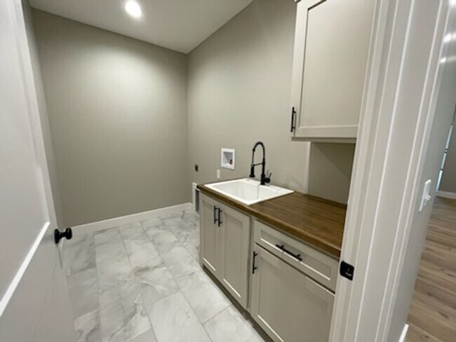 Foto del edificio - New Construction 3bd/2ba duplex Available ...