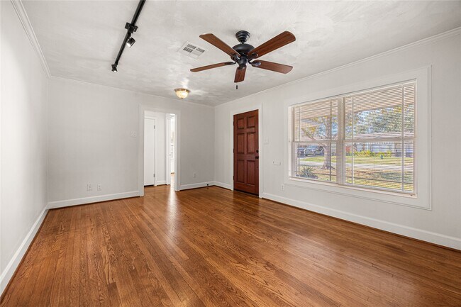 Foto del edificio - 2018 Woodvine Dr