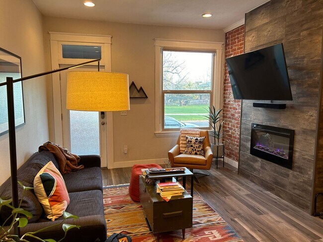 Building Photo - Charming 1BR Townhome in Denver