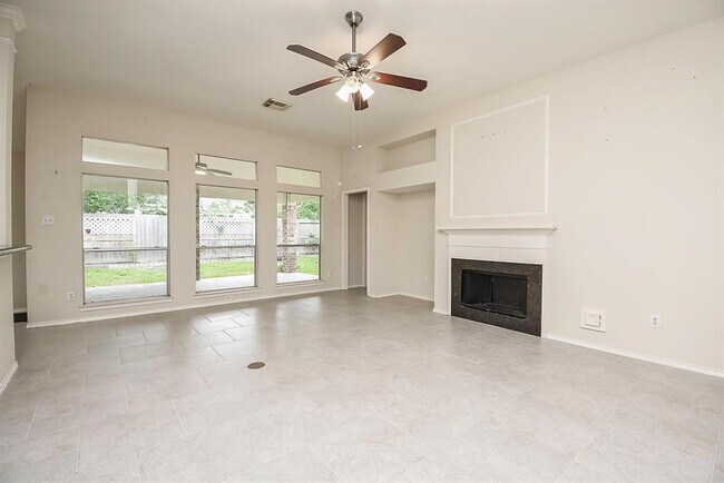 Building Photo - 3903 Vinecrest Dr