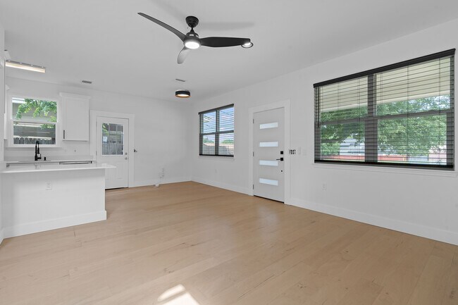 Foto del edificio - 7204 Carver Ave