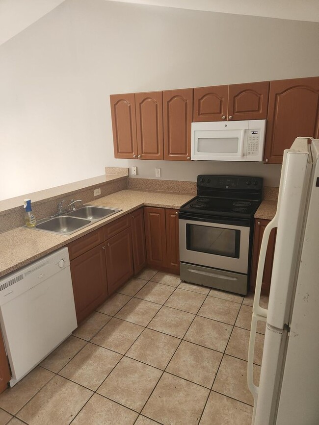 Foto del edificio - Large 2 bedroom 2 Bath Duplex for only $15...