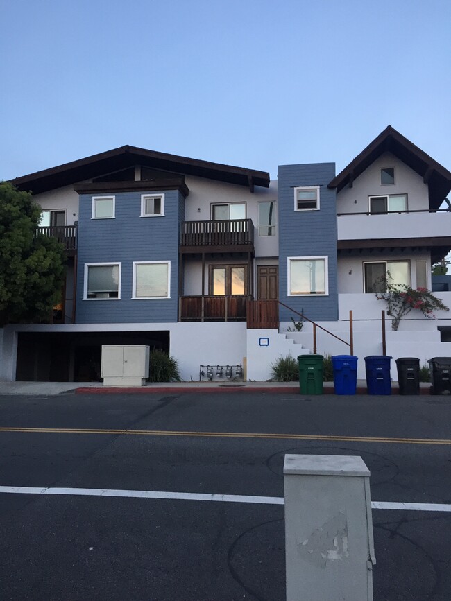 Building Photo - 2541 6th St Building Photo - 2541 6th St