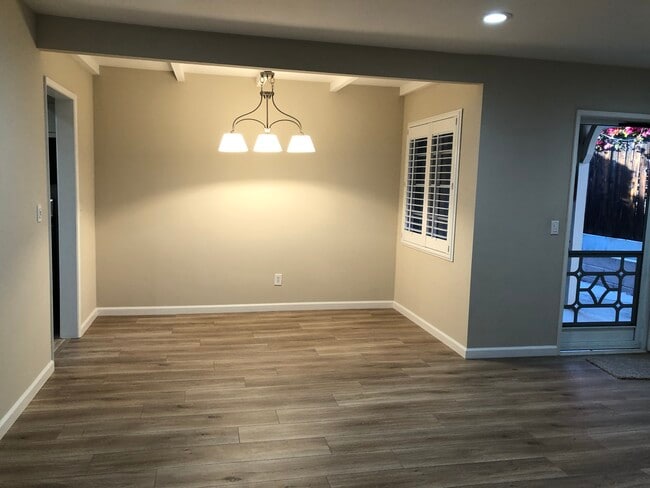 Building Photo - 250 N Mountain Trl