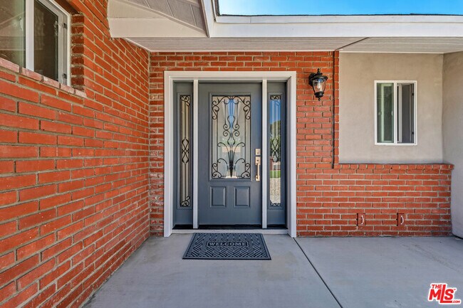 Foto del edificio - 24114 Gilmore St