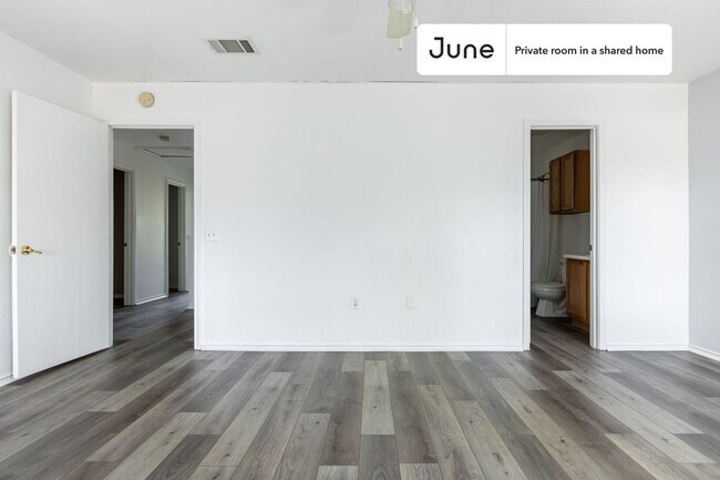 Building Photo - Private bedroom in 3 bed/2.5 bath Home