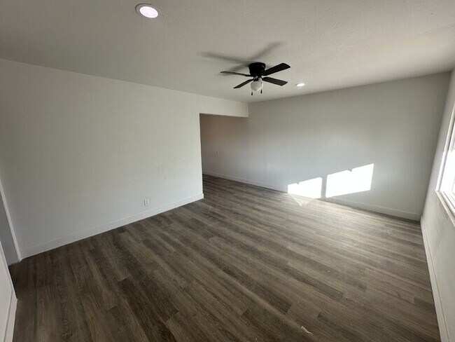 Foto del edificio - 390 W Lindbergh Ave