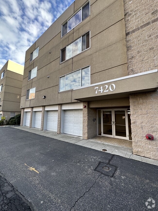 Front Entrance City View Condos - 7420 Boulevard East