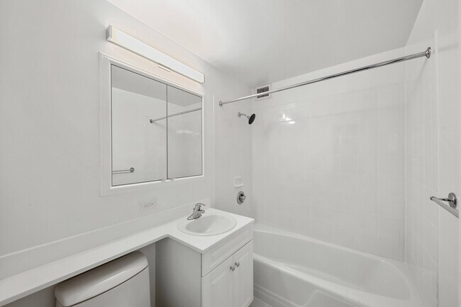 Foto del edificio - 221 E 72nd St