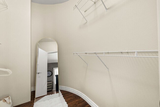 Building Photo - 205 Montana Del Lago Dr