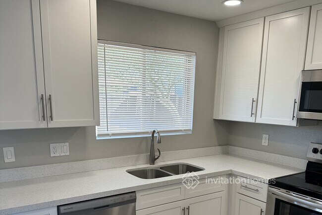 Building Photo - 1026 W Danbury Dr