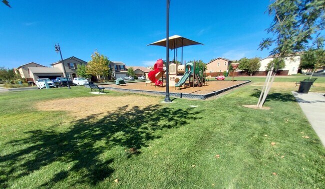 Building Photo - 3 Bedroom 2 1/2 Bath home in gated community