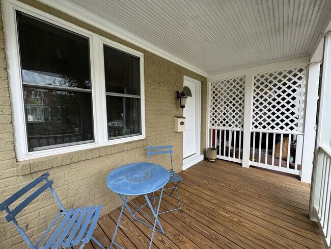 Building Photo - Charming 2 Bed 1 Bath Interior Townhome Wi...