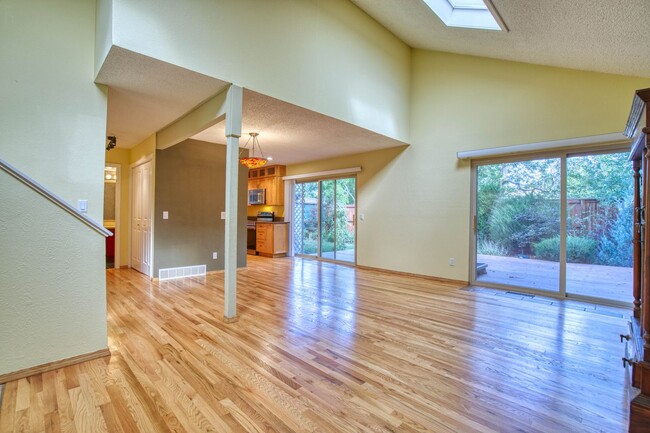Building Photo - Charming 4 BD/1.5 BA Gunbarrel Home with G...
