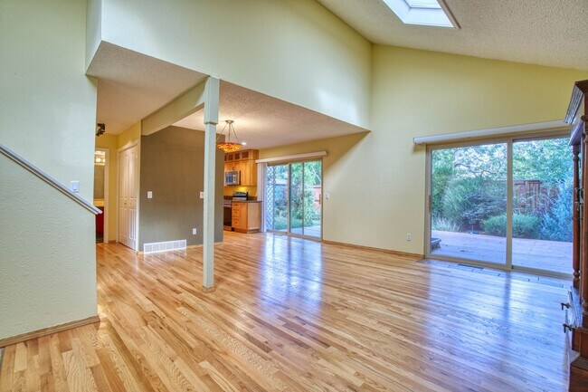 Foto del edificio - Charming 4 BD/1.5 BA Gunbarrel Home with G...