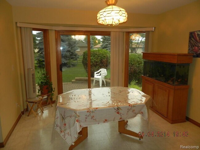 Building Photo - 2209 Camelot Dr