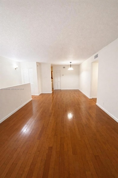 Foto del edificio - 102 Gardens Dr