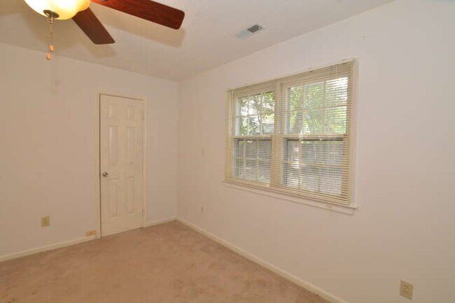 Foto del edificio - 1020 Tealwood Dr