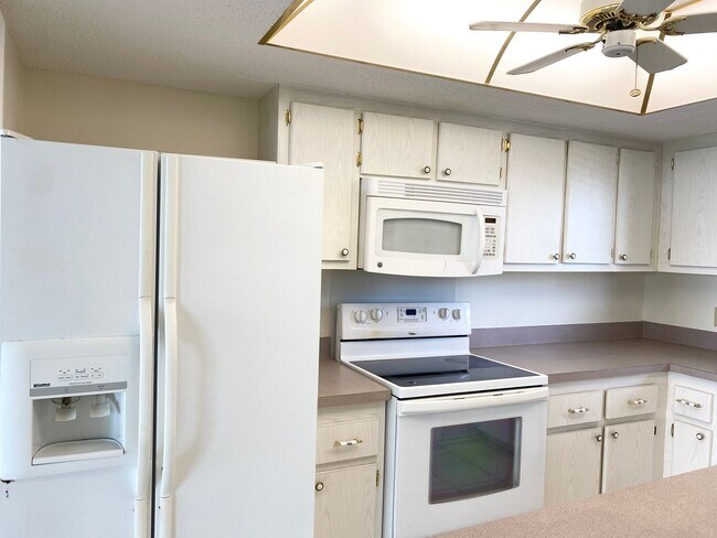 Building Photo - (55+) Beautiful 2Bed/2Bath Condo on Honeym...