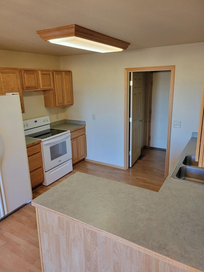 Building Photo - 975 N River Rock Dr