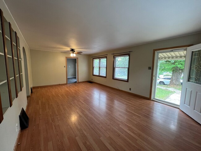 Building Photo - Available Mid-May 4 Bedroom / 1.5 Bathroom...