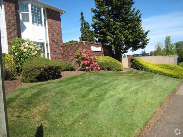 Courtyard - Jamestown Apartments