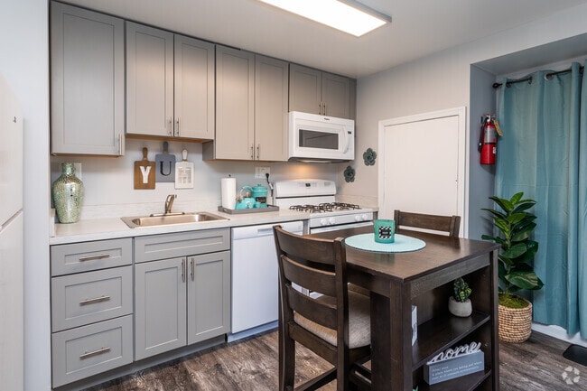 2BR,1BA - 760SF - Kitchen - Townhomes at Rivers Gate