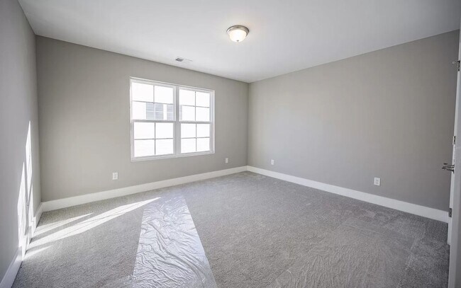 Building Photo - Available for immediate Move in