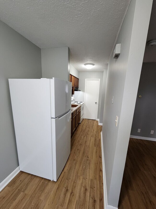 Foto del edificio - Spacious 1 bedroom 1 bath units located right off Dixie Highway just north of Lower Hunters