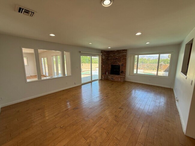 Foto del edificio - Gorgeous 3 Bedroom, 2 Bathroom, Granada Hi...