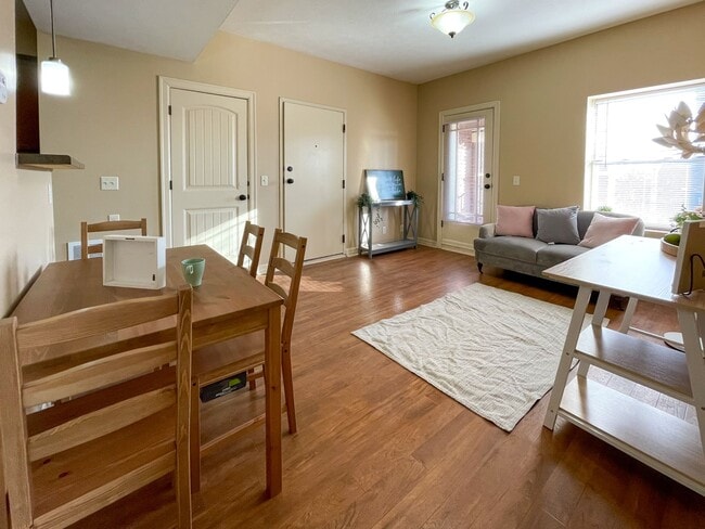 Building Photo - The Melrose